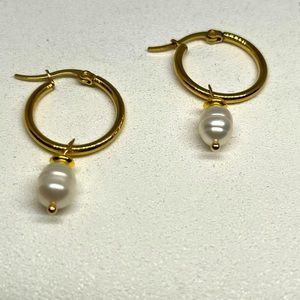 GOLD TONE FRESHWATER PEARL HOOP EARRINGS